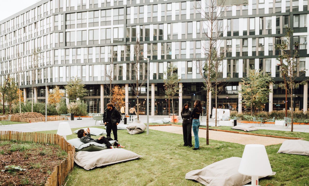 jardin extérieur dans résidence étudiante massy palaiseau