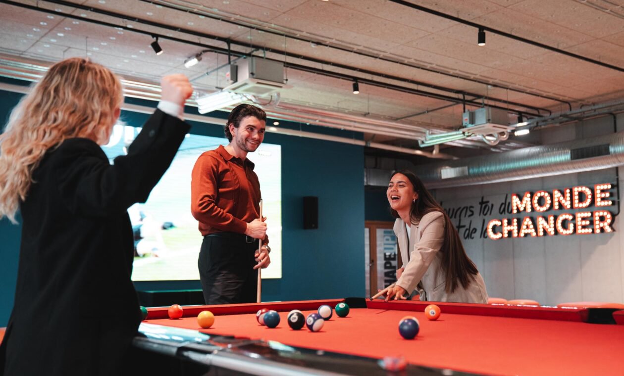 espace de coliving avec billard dans résidence étudiante massy palaiseau
