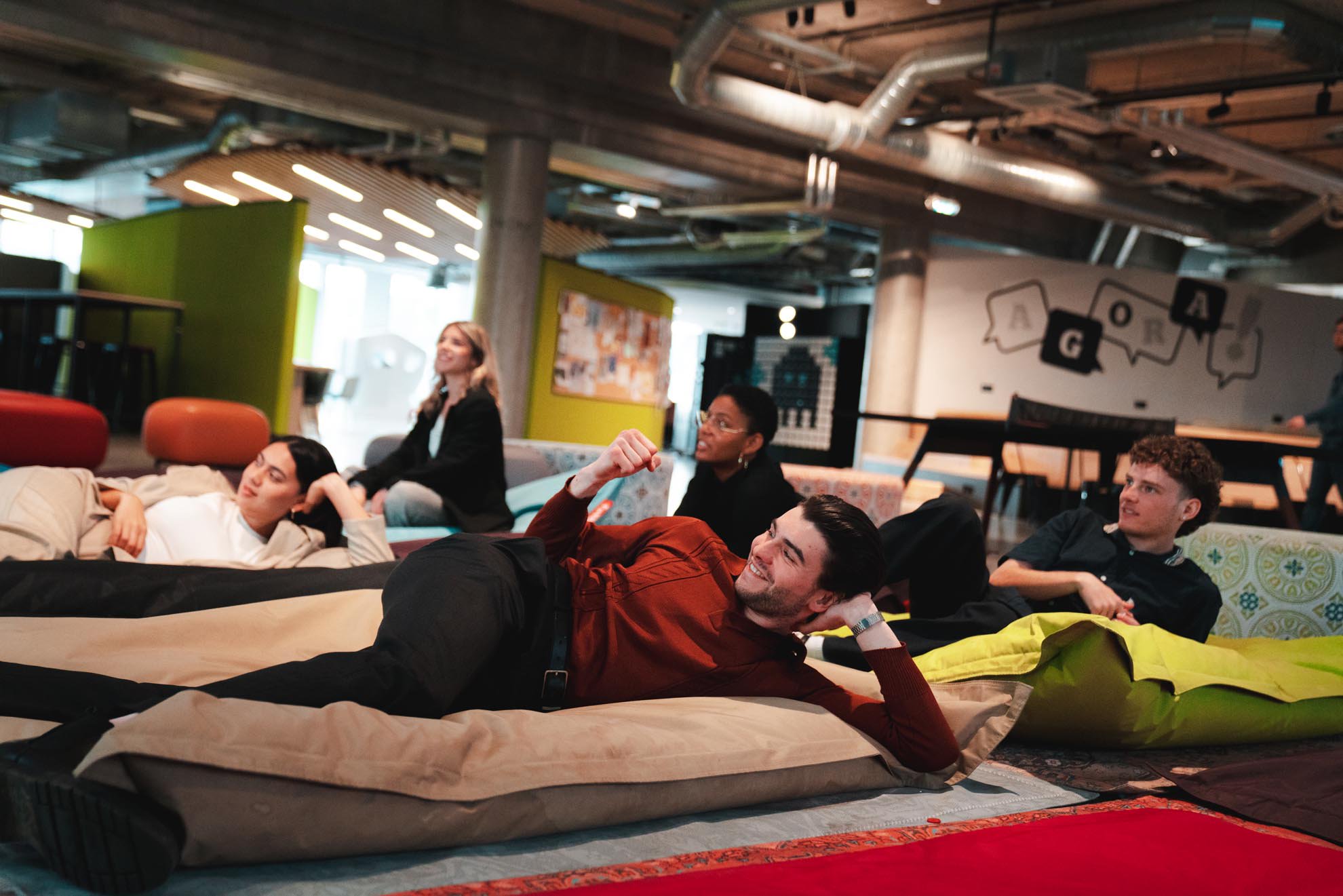 Espace détente écran géant dans résidence étudiante massy palaiseau