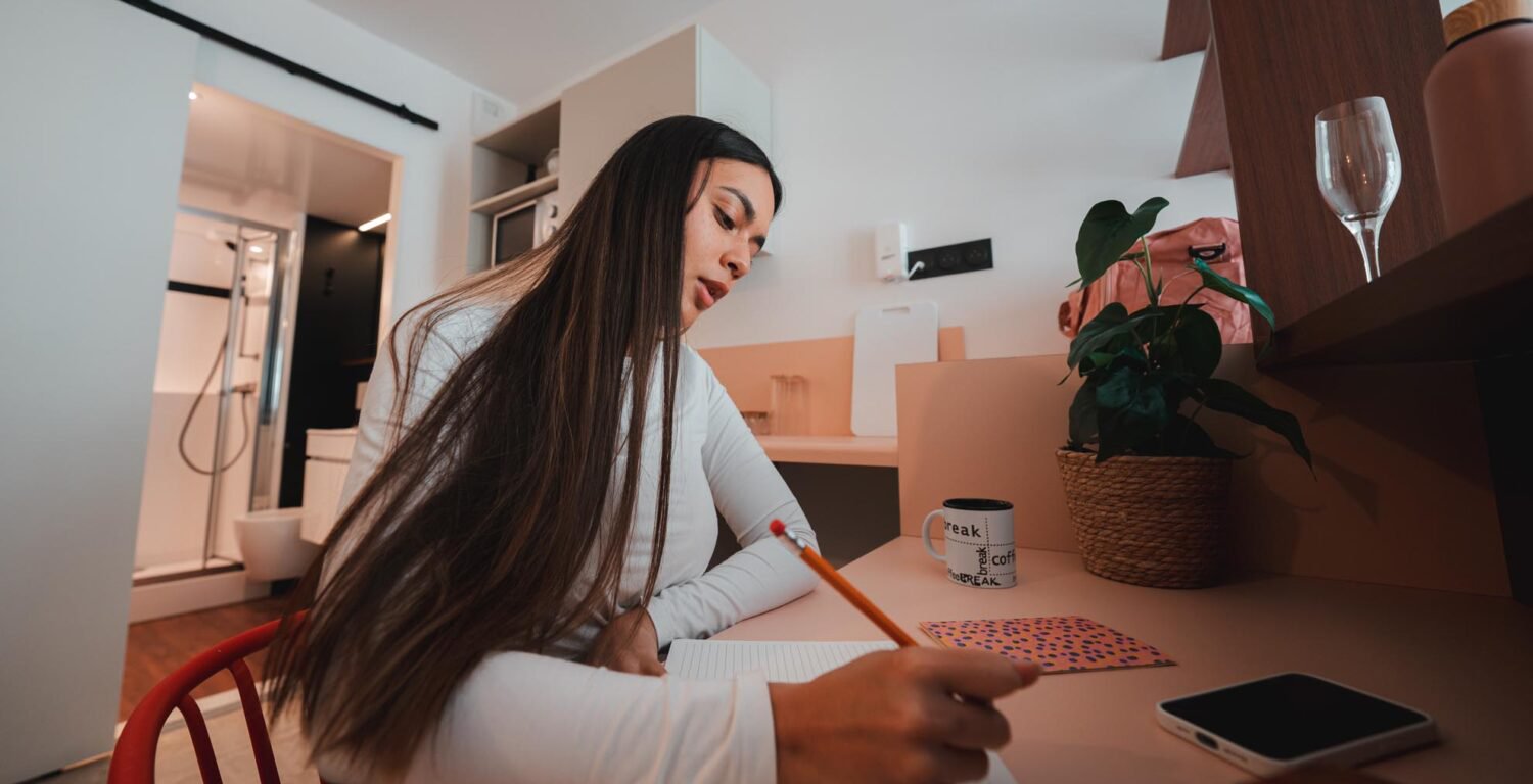 Espace de travail dans logement studio design dans résidence étudiante massy palaiseau