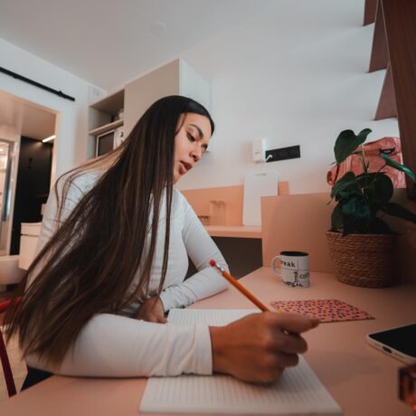 Espace de travail dans logement studio design dans résidence étudiante massy palaiseau