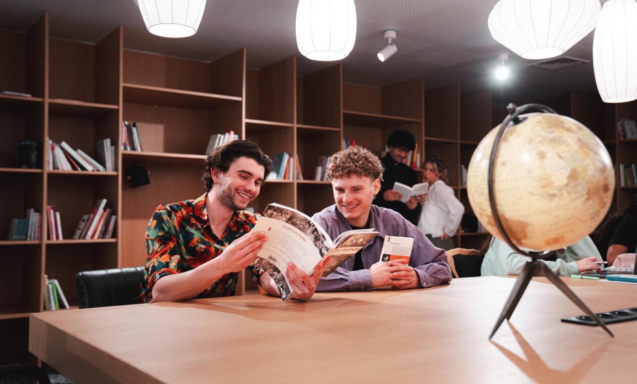 Espace bibliothèque dans résidence étudiante à Villejuif