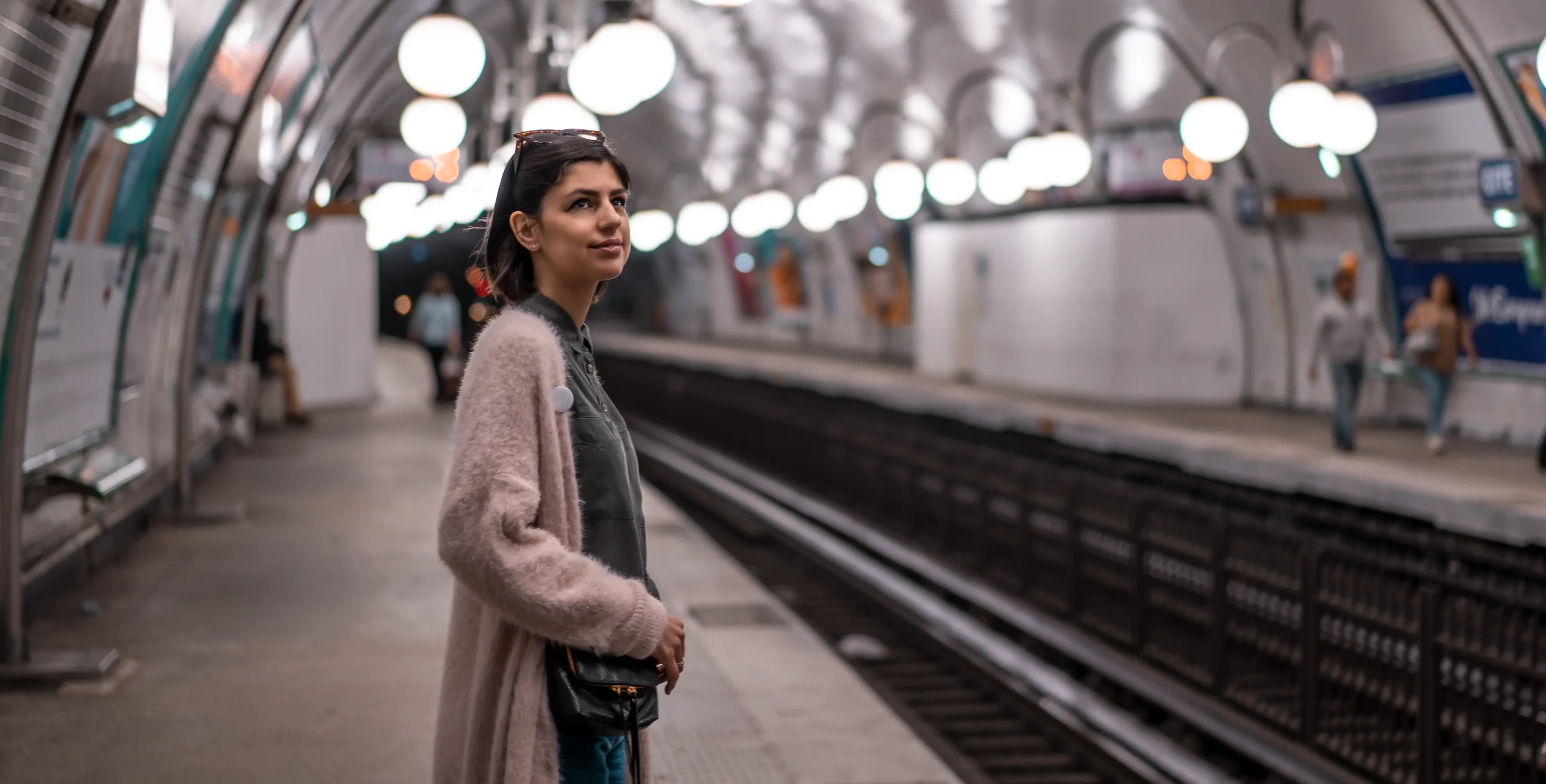 étudiante dans une station de metro sous terrain à Paris