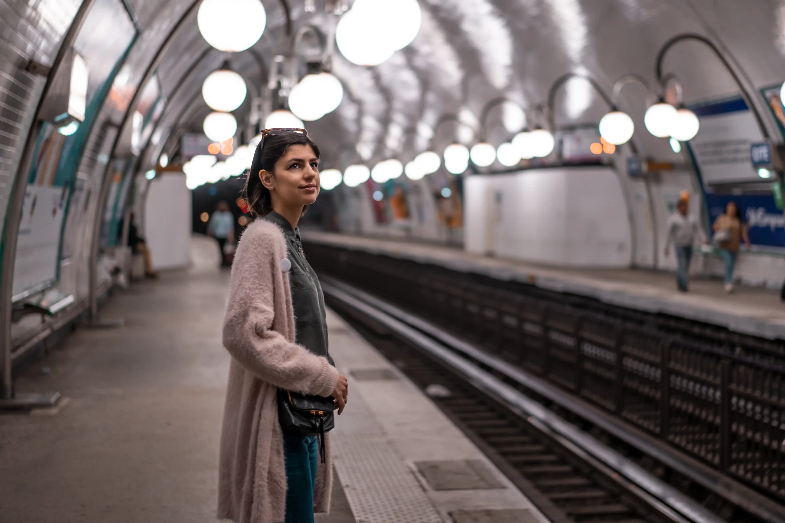 étudiante dans une station de metro sous terrain à Paris