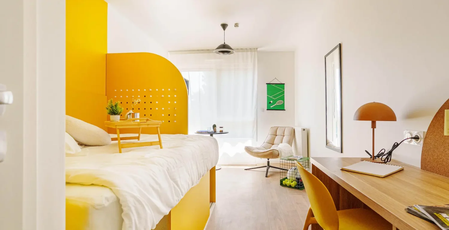Studio moderne avec design jaune pour étudiant à Bordeaux