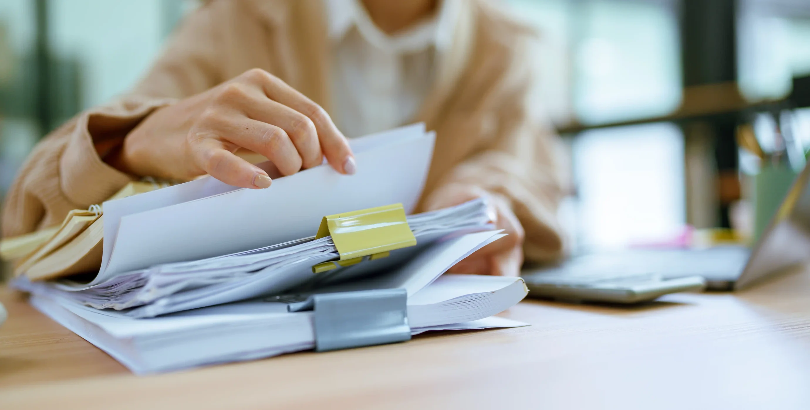 Etudiant qui prend une page dans son dossier