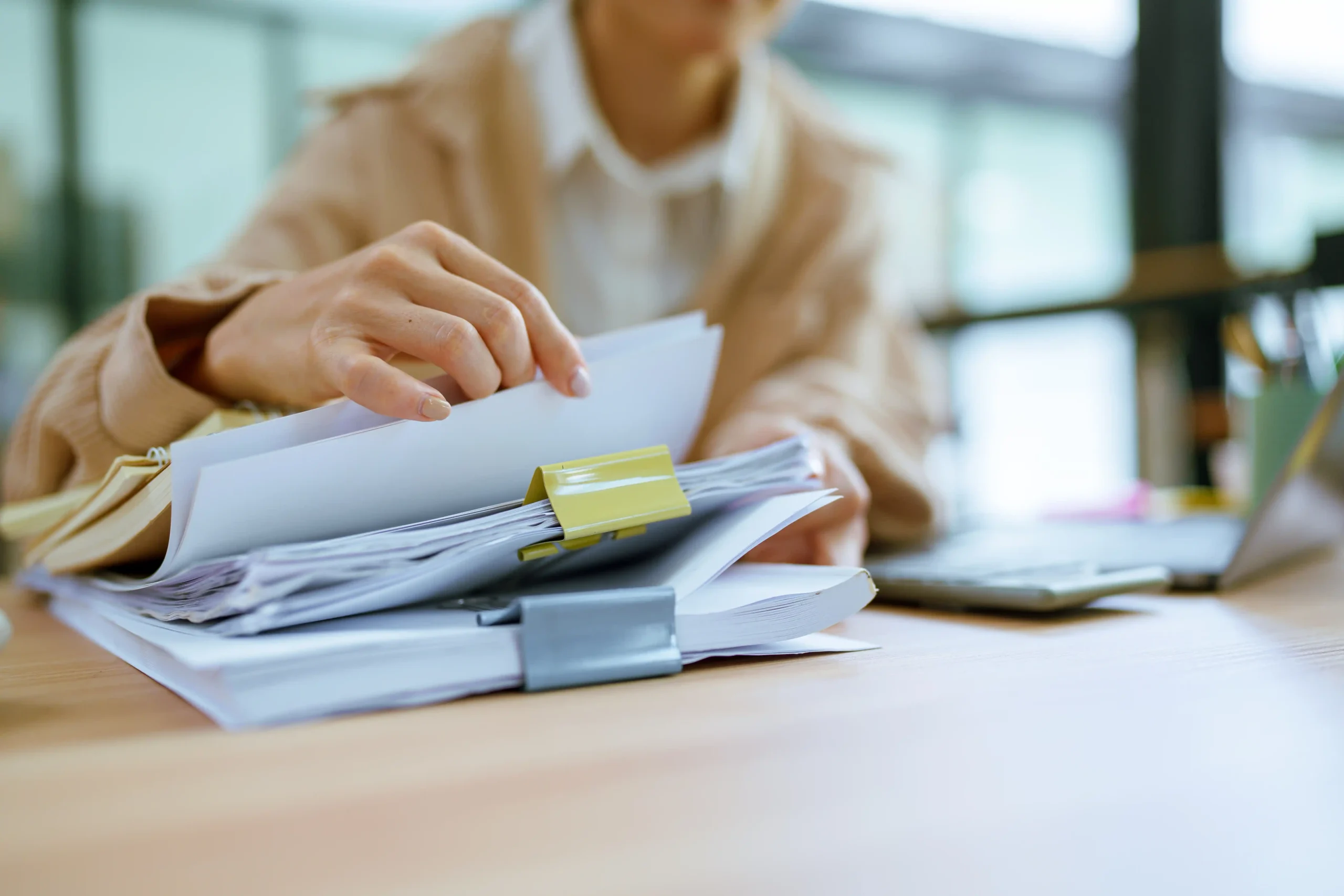 Etudiant qui prend une page dans son dossier