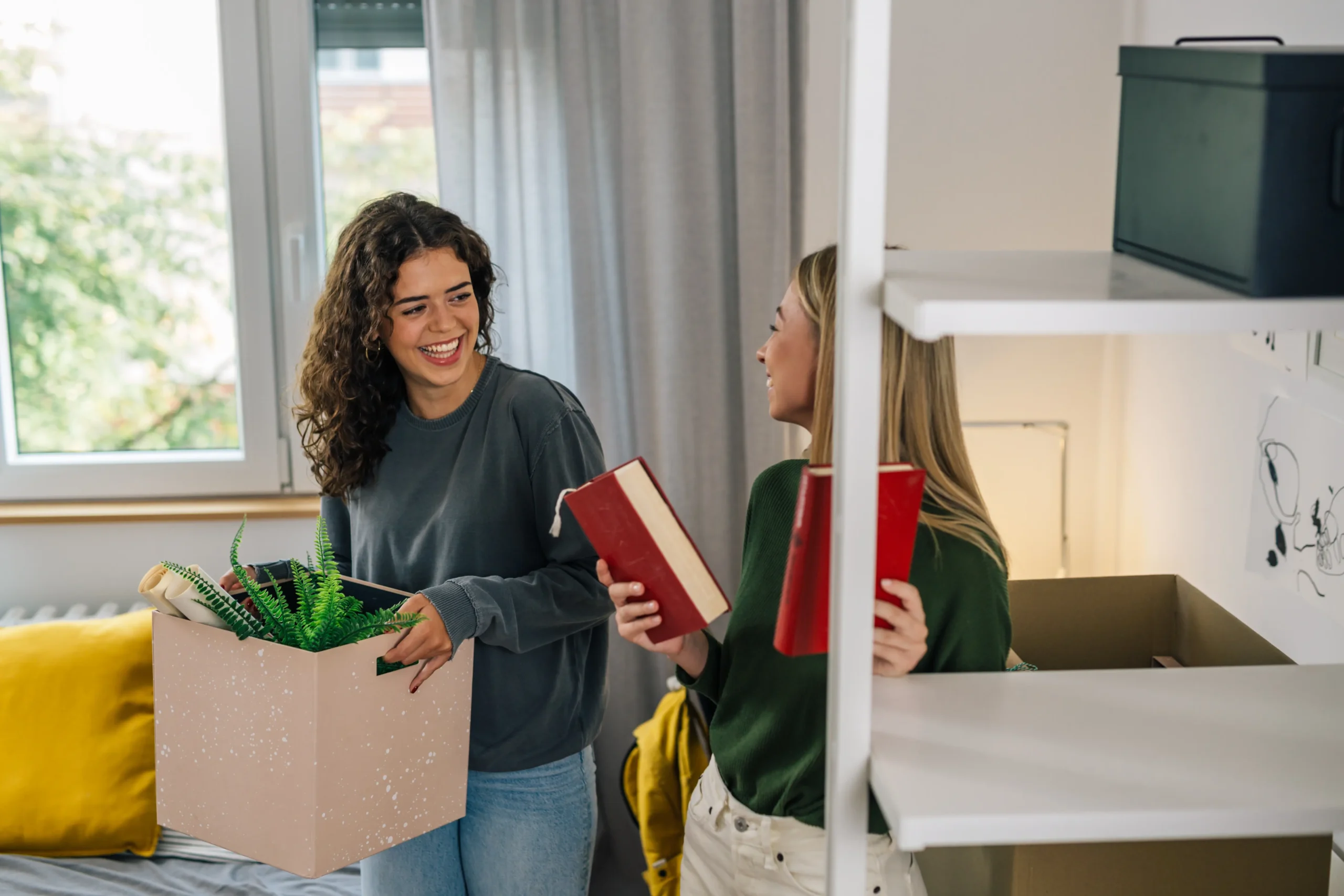 Des étudiantes qui quittent leur appartement